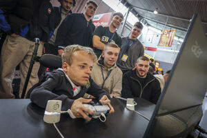 E-Sports Hero NikLugi beim FIFA Duell in der Young Talent Area