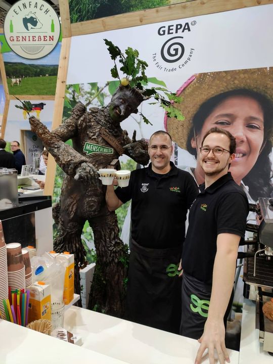 Es gibt wieder den super leckern GEPA Kaffee, Tee & vieles mehr auf der Messe Stuttgart als Teil von #FairHandeln Pop-Up von Café Esperanza - Mobile FairTrade Coffee Bar ☕️