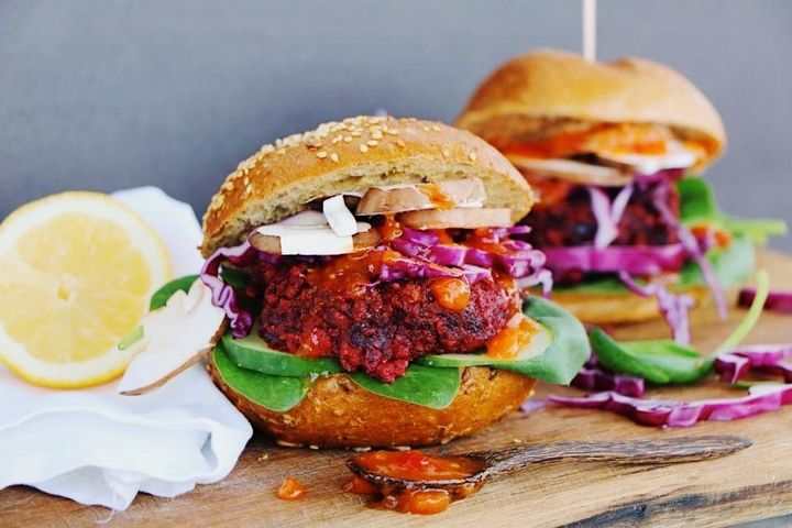 Heute ist #Weltvegetariertag! ? Wir nehmen dies zum Anlass und möchten euch diesen saftigen Rote Bete Burger nicht vorenthalten. ? Das Rezept hierzu gibt es auf dem Blog unseres veggie-Teams: http://ow.ly/8QkP50BGu4m Was ist euer vegetarisches L...