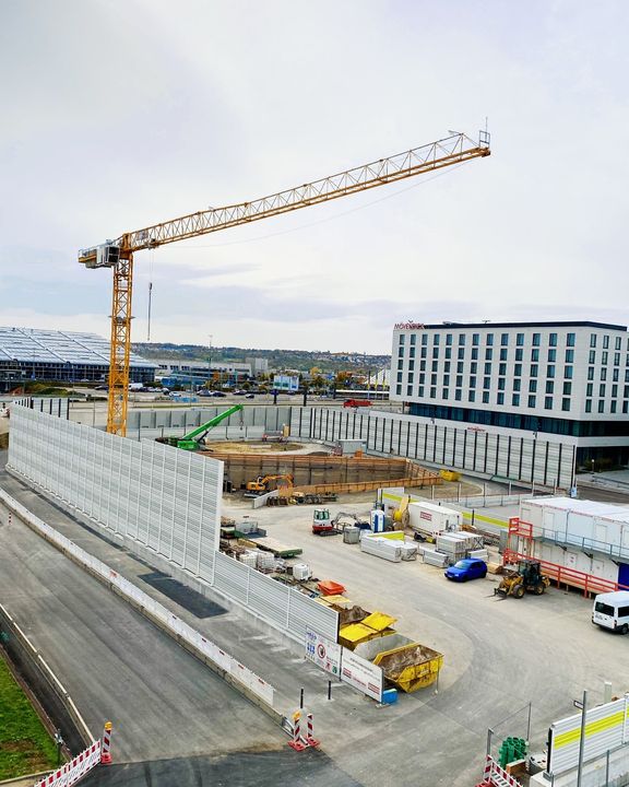 Baustellen-Update: ? Nicht nur unterhalb der Erde der S21-Baustelle tut sich was, es geht auch hoch hinaus! Eine ca. 10m hohe Schutzwand wurde eingebaut und umzingelt die Baustelle nun teilweise. ?️ Wir geben euch einen kleinen Einblick, wie es...