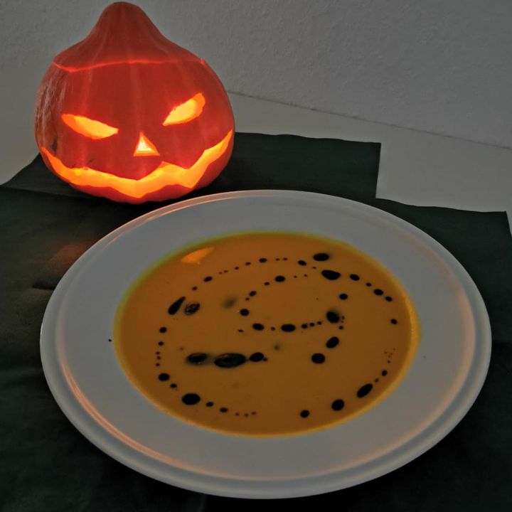 Happy Halloween!?
Bei uns gibt es dieses Jahr kein "Süßes sonst gibt's Saures" sondern eine gesunde Kürbissuppe für ein bisschen veggie und frei von-Feeling.? Das Rezept haben wir euch auf den nächsten Bildern.?
Guten Appetit!