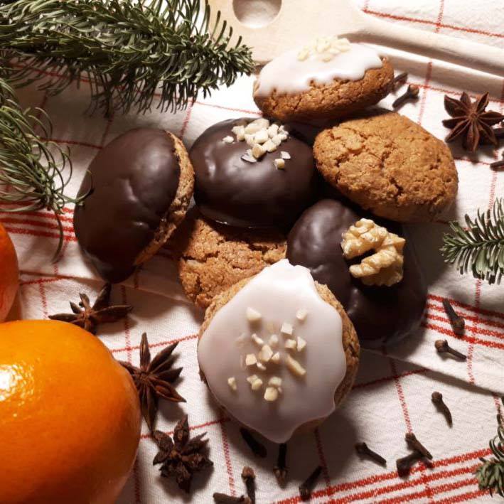 Wer von euch hat schon Plätzchen und Co. gebacken??
Zum zweiten Adventswochenende haben wir ein leckeres Rezept für euch. Sina, Projektleiterin der veggie & frei von, hat uns die Zubereitung von veganen Lebkuchen verraten.? Auf den Bildern habe...