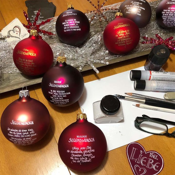 Habt ihr schon alle Weihnachtsgeschenke zusammen? ? Unsere Kollegin Daniela hat einen kreativen Vorschlag für euch: persönlich gestaltete Christbaumkugeln! ? Was ihr für dieses DIY-Projekt benötigt, verraten wir euch in den Bildern. ?️