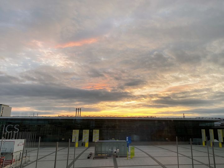 Wir wünschen euch einen schönen Abend! ? Mit diesem tollen Bild von unserem ICS - Internationales Congresscenter Stuttgart - senden wir euch liebe Grüße.