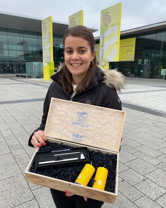 Die 3. Kerze brennt - Wir wünschen euch einen schönen 3. Advent! ?️?️?️ Passend zum Thema haben wir heute ein Kerzenset für euch. Dieses besteht aus einem Kerzenanzünder und -löscher sowie 2 messe-gelben Kerzen. ✨ Sagt uns, was m?...