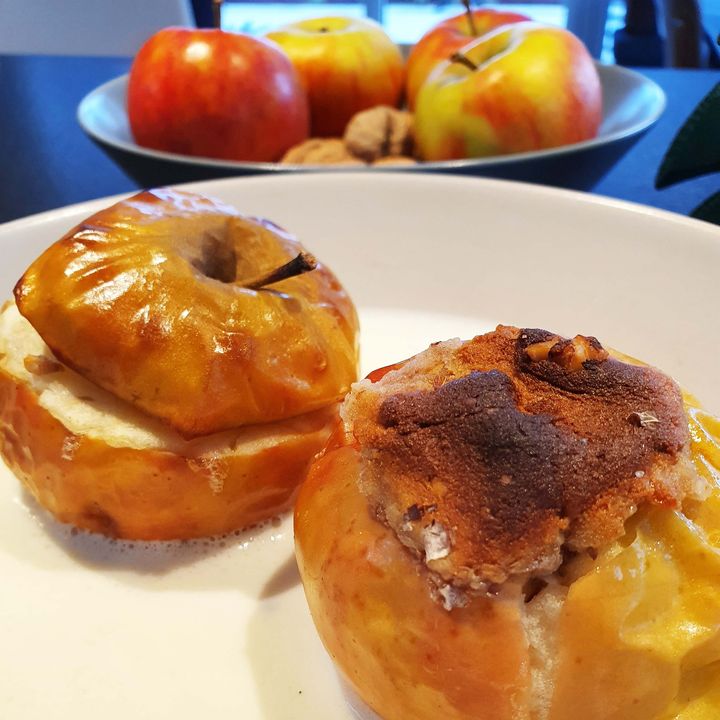 Wem läuft bei diesem Bild auch noch das Wasser im Mund zusammen??
Unsere Kollegin Corina hat passend zur Weihnachtszeit leckere Bratäpfel gemacht. Ihr wollt auch welche? Kein Problem, das Rezept haben wir euch wieder mit dazu gepackt.??
Beso...