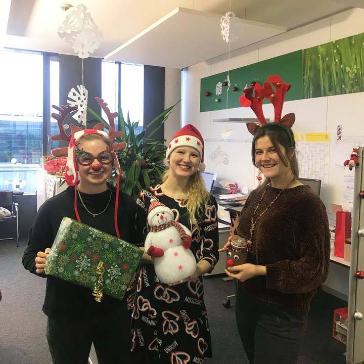 Heute haben wir ein paar schöne Erinnerungen für euch. ? Wir nehmen euch am #ThrowbackThursday mit zu unserem Kojeloben letztes Jahr. Die weihnachtlichen Arbeitsplätze haben für gute Laune und eine schöne Einstimmung auf die Feiertage gesorgt.?...
