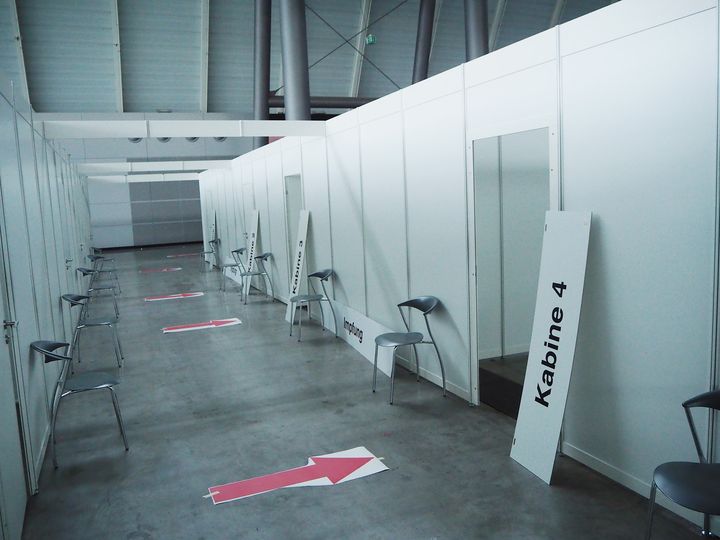 Die Arbeiten für das Kreis-Impfzentrum (KIZ) auf unserem Gelände sind so gut wie abgeschlossen. Am 22. Januar geht das KIZ in Betrieb und es können täglich rund 800 Menschen in der Messehalle 9 gegen das Coronavirus geimpft werden. Unser Geschäfts...