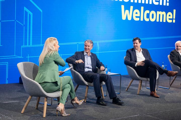 Erfolgreiches Live-Event der R+T digital!?? Das Netzwerk der R+T – Weltleitmesse für Rollladen, Tore & Sonnenschutz – wurde eindrucksvoll in den virtuellen Raum gebracht: 22.000 Besucher aus 121 Ländern haben bisher die Plattform genutzt, u...