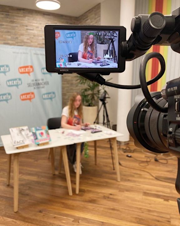 Am Donnerstag haben wir die neue Runde unserer Kreativ@home-Workshops eingeläutet. ? Melinda Simon hat die Teilnehmer im ausgebuchten Kurs Schritt für Schritt in die Acrylmalerei eingeführt. ? ?️ Wir sind uns sicher,  zuhause sind einige...