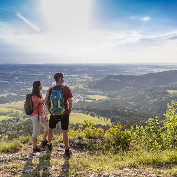 Einen Januar ohne das Thema Tourismus können wir uns nicht vorstellen.🤔 Auch wenn die CMT in diesem Monat nicht stattfinden kann, gibt es drei spannende digitale Formate für die Tourismusbranche.👍 Den Start macht Prof. Martin Lohmann mit der Vorstellun...