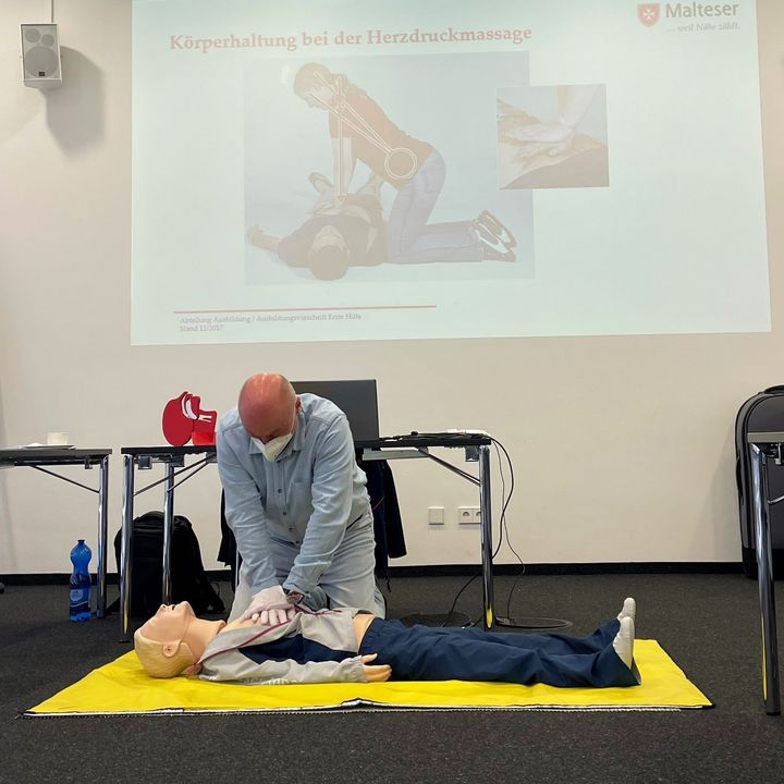 #safetyfirst
Bei uns fanden in den letzten Wochen wieder die regelmäßigen Schulungen für unsere ErsthelferInnen statt, denn es ist uns wichtig, auf alle Situationen vorbereitet zu sein. 🤕 Dabei haben wir großen Wert auf die Einhaltung der aktuell gelte...