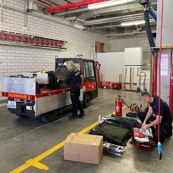 Die Werkfeuerwehr der Messe Stuttgart folgt dem Spendenaufruf der BARTH Feuerwehrtechnik und Weber Rescue und packt bereits seit gestern Helme, Löscharmaturen und Schläuche, Rettungs- und Beleuchtungsgerätschaften zusammen. Zusätzlich wird medizinische...