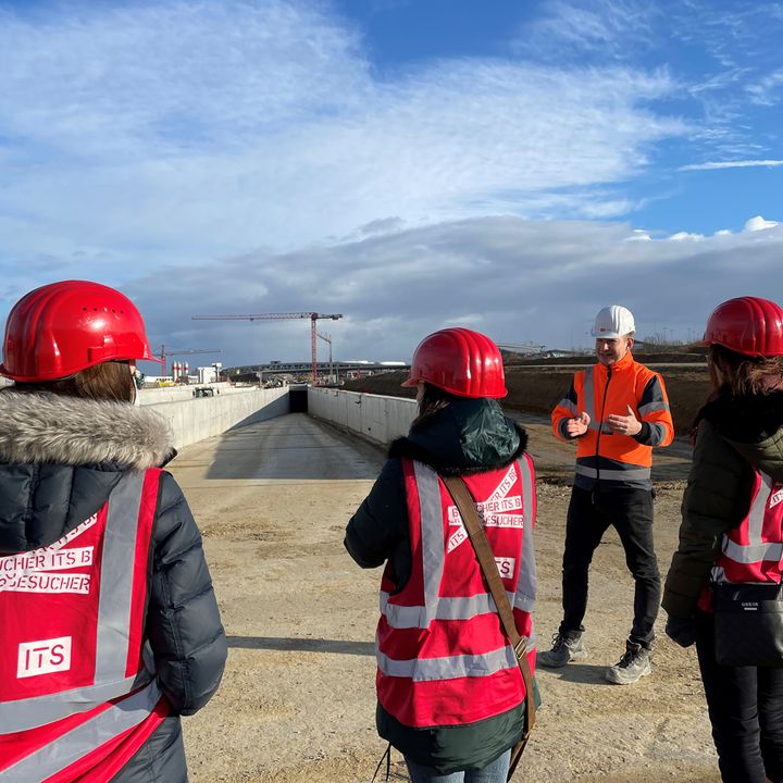 Hier tut sich was!?
Die Baustelle auf unserer Piazza ist von einem hohen Sichtschutz umgeben, vor kurzem konnten wir aber zusammen mit InfoTurmStuttgart einen Blick hinter die Kulissen werfen.? Über mehrere Stationen ging die Baustellenführung zum Bahn...