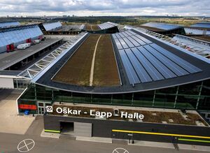 Die Oskar-Lapp-Halle aus der Vogelperspektive, ebenfalls bestückt mit Solaranlagen.