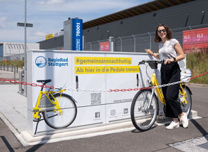 Das gelbe Rad der Messe Stuttgart an der RegioRad-Station am Eingang West.