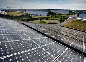 Nahaufnahme von den Solaranlagen auf den Dächern der Messehallen.