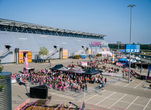 Blick von oben auf den Check-in Bereich eines Hindernislaufs auf dem Außengelände der Messe Stuttgart