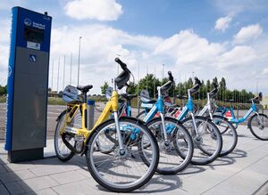 Die RegioRad-Station befindet sich in nächster Nähe zur Haltestelle der U6.