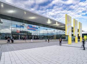 Blick von außen auf das ICS mit vorbeilaufenden Personen