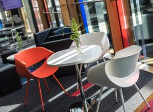 © Messe Stuttgart  Tische im Eingangsbereich