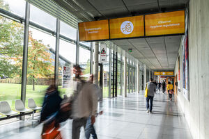 Deckenmonitore im Gang zeigen Hygieneregeln