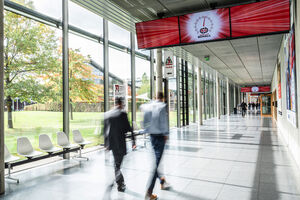 Deckenmonitore zeigen Logo des Messeunternehmens Schall