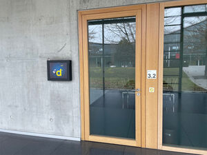 Raumdisplay zeigt didacta-Logo