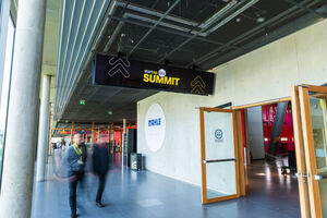 Deckenmonitore zeigen Logo des Start-up BW Summit