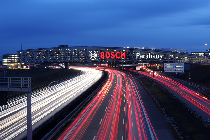 Blick auf das Bosch Parkhaus und einen Teil der Autobahn