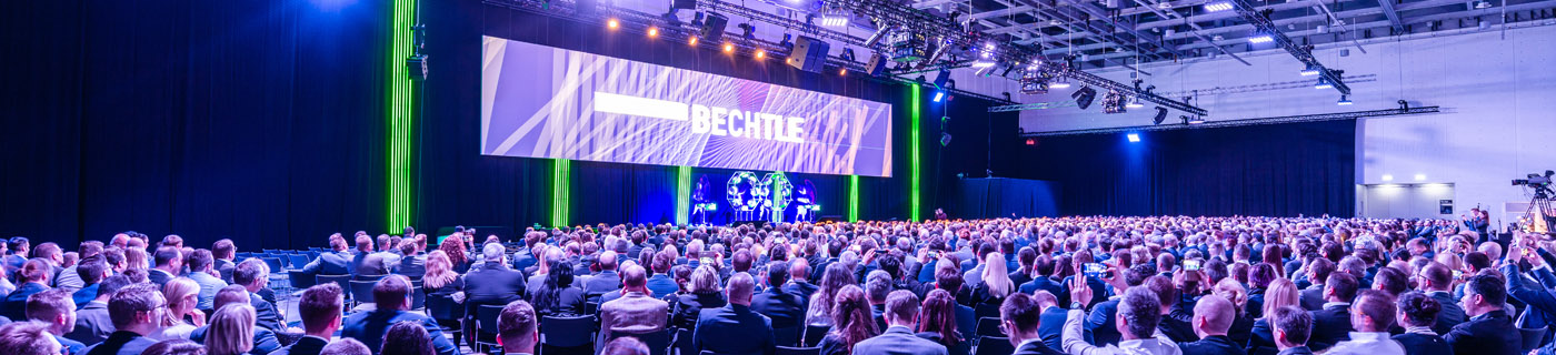 Ihr Kongress im ICS Internationales Congresscenter Stuttgart Sitzende Gäste blicken auf eine Frau, die auf einer Bühne steht