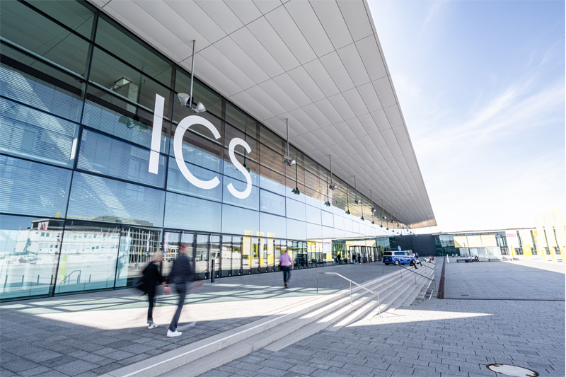 Außenansicht auf das ICS mit vorbeilaufenden Personen im Vordergrund