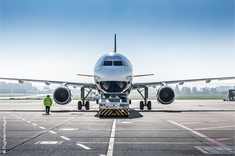 Frontaler Blick auf ein stehendes Flugzeug