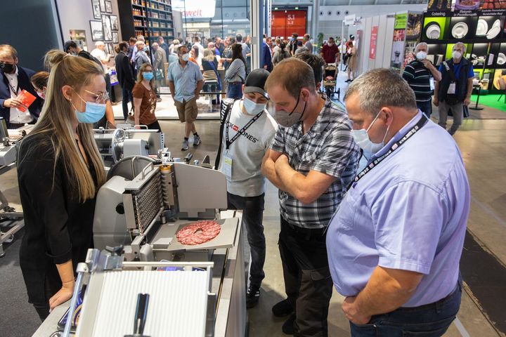 Messe in Corona-Zeiten funktioniert! Sicher, informativ, nachhaltig - das hat die #SUEFFA21 auf der Messe Stuttgart eindrucksstark gezeigt. Wie steht ihr dazu? Würdet ihr aktuell öffentliche Veranstaltungen besuchen?
#Küchentechnik #Food #Intergastr...