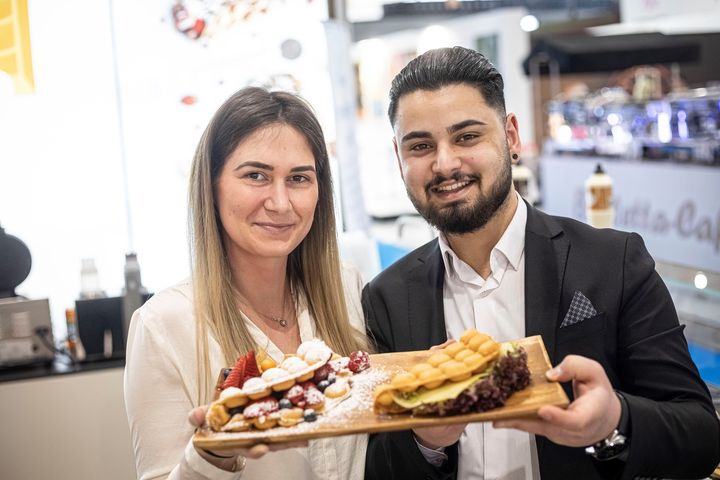 Zeitgleich zur Eisfachmesse findet auf demselben Gelände mit der INTERGASTRA eine der europäischen Top-3-Fachmessen für Gastronomie, Hotellerie und Außer-Haus-Markt statt. Hier werden weitere Ideen für die gastgebende Branche vorgestellt, die ebenso fü...