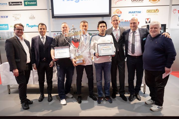 Gelatiere Danilo Sebastianelli (4. v. r.) war der Gewinner des Grand Prix #GELATISSIMO 2020. Täglich 220 Kilometer fuhr er zwischen München und Stuttgart, um am Wettbewerb teilzunehmen. ? „Die Teilnahme lohnt sich! Einerseits weiß man dadurch, wo man s...