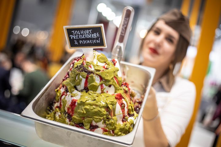 Die Creme de la Creme der Eisprofis wetteifert an den ersten drei Wettbewerbstagen des Grand Prix #GELATISSIMO darum, wer die Jury mit dem besten Eis in den Geschmacksrichtungen #Pistazie, #Joghurt und #Erdbeere für sich gewinnt. ?
#Eisfachmesse #Coron...