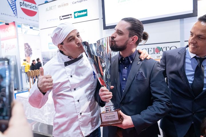 Die drei Tagessieger und -siegerinnen des Grand Prix #GELATISSIMO in den Kategorien #Pistazie, #Joghurt und #Erdbeere gewinnen einen von drei #Vespa-Rollern und qualifizieren sich für die große Endrunde am 4. Messetag. ?
#Eisfachmesse #Verkostungen #Ge...