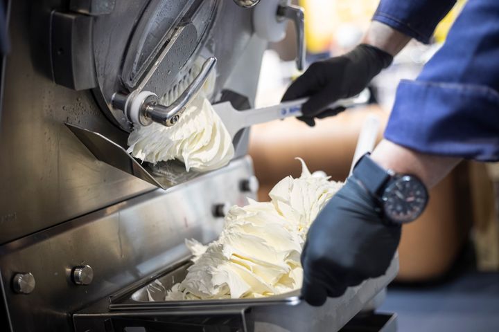 Die Eisdiele, in Deutschland längst etabliert, findet seit ein paar Jahren auch in urbanen Gegenden der Schweiz zunehmend Anklang. ? Vernünftige Margen und verhältnismäßig wenig Aufwand im Verkauf verspricht der Verkauf von Speiseeis. Doch die hohen Hy...