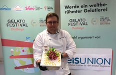 Federico Sacchet vom Eiscafe Gusto Mosena in Hameln mit seiner Eiskreation „Japanese Citrus Garden“