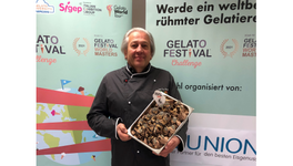 Renato Dal Cin vom Eiscafe Dal Cin in Mellendorf mit seiner Eissorte „Hannover Eis“