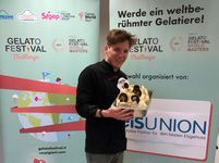 Daniel Pollazzon vom Eiscafé Pino in Gütersloh mit der Eiskreation „Vanille Creme“