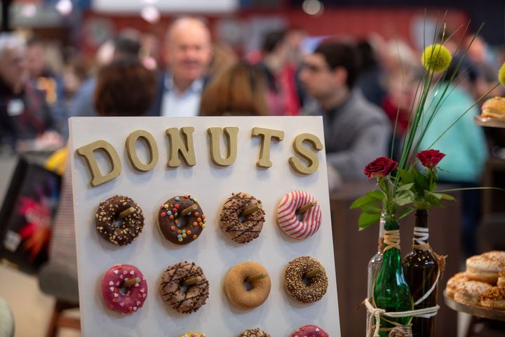 Donuts auf einen Teller packen kann ja jeder! Auf der Intergastra 2020 haben wir euch kreativere Ideen gezeigt. ?