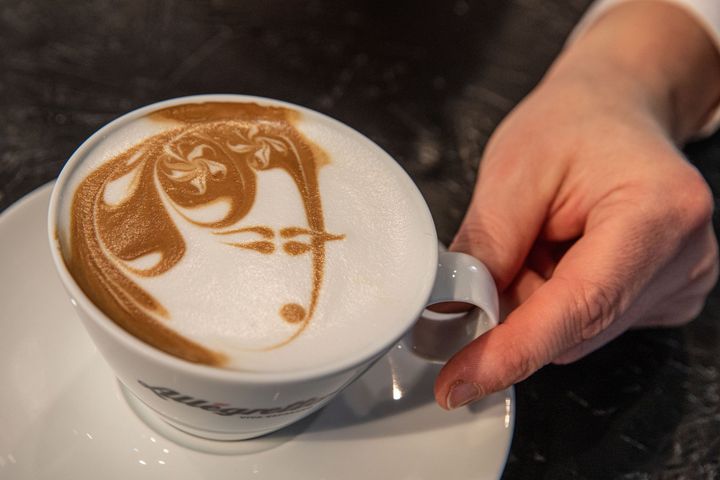 Mit Essen spielt man nicht! Mit Kaffee kann man aber malen. ?