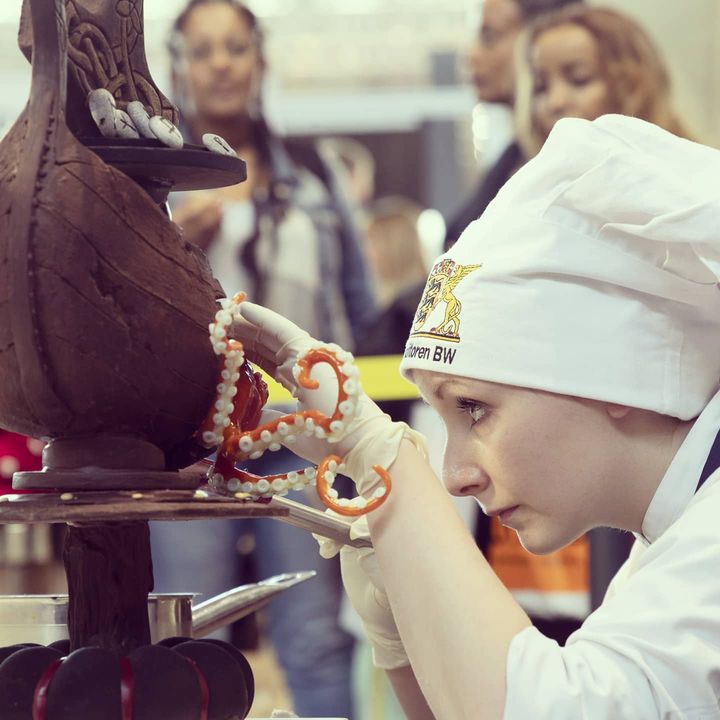 Die Konditor*innen des Landesverbandes Baden-Württemberg haben auf der #intergastra20 aufwendig konstruierte Schokoladenkunstwerke präsentiert. ??
#schokolade #konditorei #konditoren #süßeKunst #enjoystuttgart #tastystuttgart #stuttgart #Inte...