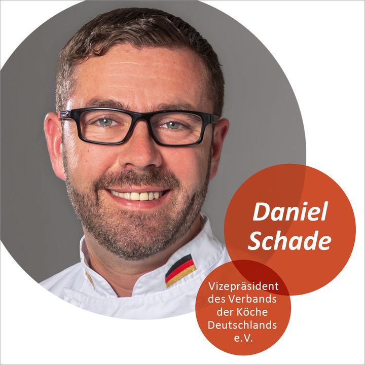 „Wie wirkt sich die neue Normalität auf den ‚Koch-Sport‘ aus? Bei VKD on Air sprechen Teilnehmer und Ausrichter über die Zukunft von Kochwettbewerben“, sagt Daniel Schade, Vizepräsident des Verband der Köche Deutschlands e.V. (VKD). Gemeins...