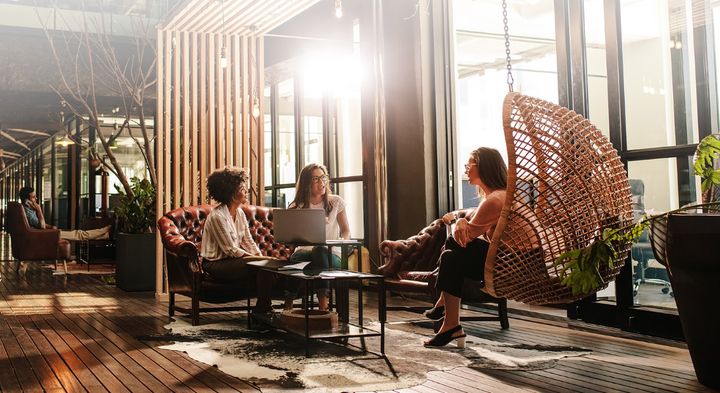 Welche psychologischen Herausforderungen bringt die „neue“ Normalität mit sich? Welche Wirkung haben Achtsamkeit & Resilienz auf das Mindset, die Motivation, das Miteinander und die Kommunikation im Team? Darüber spricht Merle Losem von der DGBB...