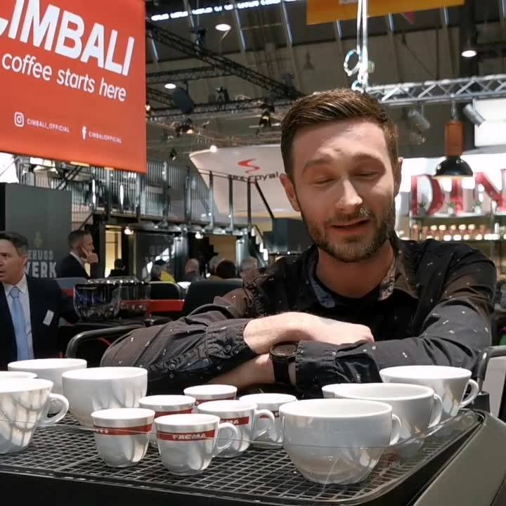 Batista Christian Ullrich verrät seine Tipps, damit es im Café rund läuft. ?☕
#coffelover #coffee #coffeetime #barista #butfirstcoffee #dabeiseinistalles #Intergastra2020