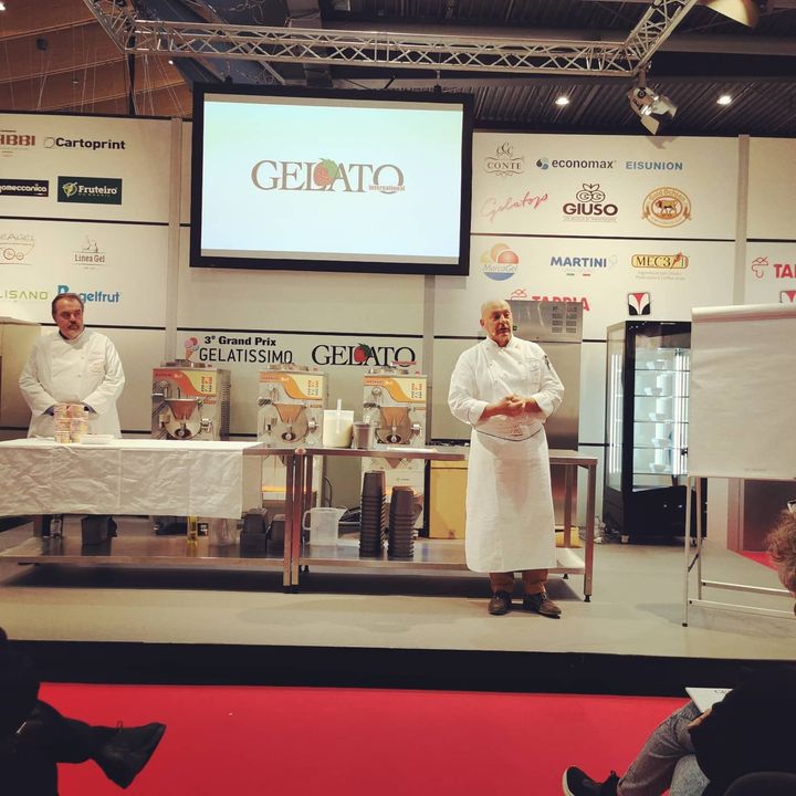 Um die Unterschiede von #Vanille und #Vanillin ging es heute auf der #Gelatissimo mit den Eismeistern Filippo Zampieron und Federico Maronati. ?
Wissen für Angeber: Eine gute Vanilleschote misst mindestens 18 Zentimeter, Vanillin kann unter anderem...