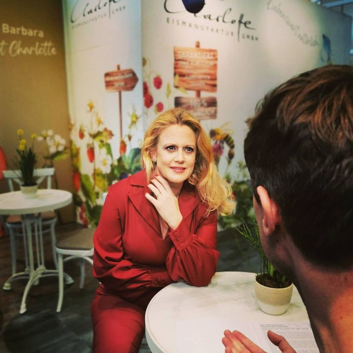 Großer Andrang beim Fototermin mit Barbara Schöneberger, die ihre neue Eismarke Charlotte bei uns auf der Messe vorstellt.?
#dabeiseinistalles #Intergastra2020 #eis #iceicebaby #charlotte Barbara Schöneberger Charlotte Eismanufaktur
